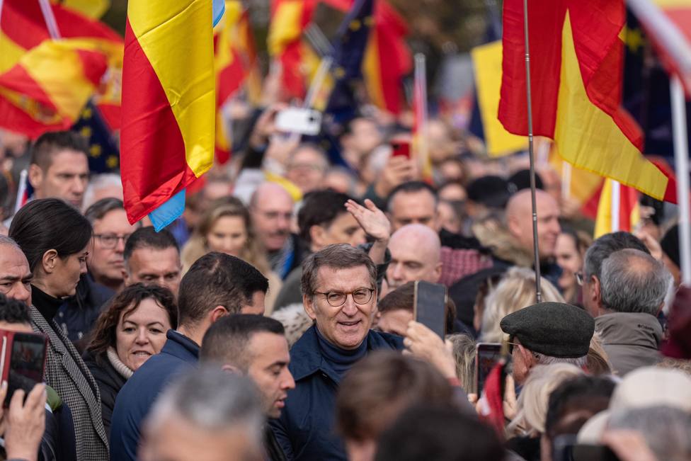 Feijóo echa en cara a Sánchez poner a un mediador entre España y Cataluña experto en guerrillas