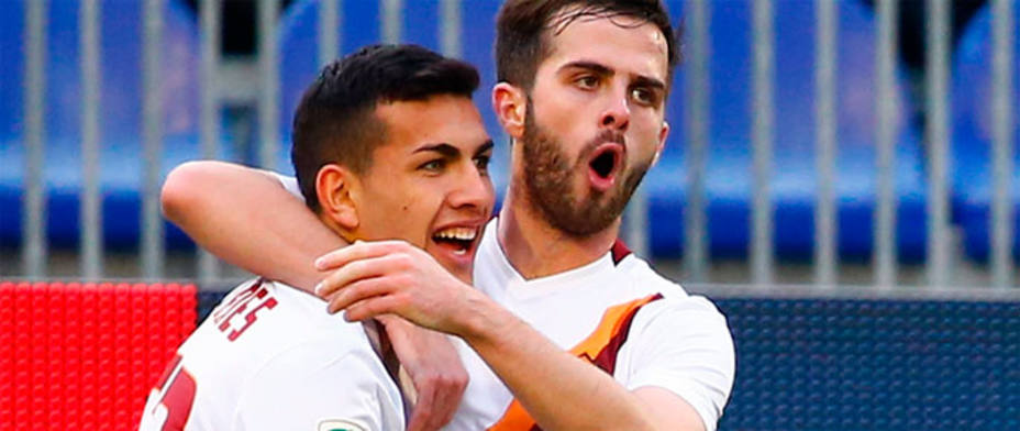 Celebración entre Paredes y Pjanic tras marcarle un gol al Cagliari. REUTERS