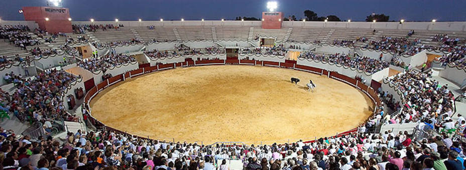 La plaza de toros de Utrera acogerá el Festival de la Hermandad de los Gitanos. ARCHIVO