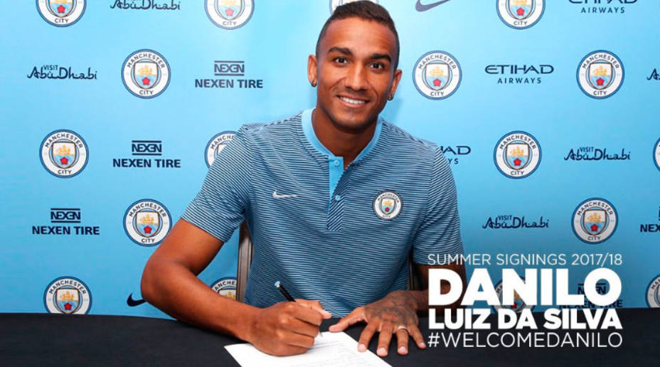 Danilo firma su contrato con el Manchester City