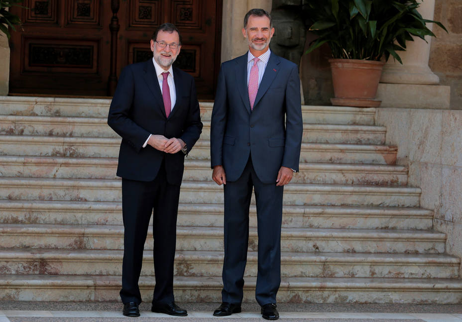 El rey Felipe VI con Mariano Rajoy en el Palacio de Marivent