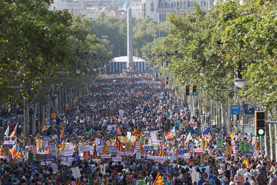 Barcelona se echa a la calle en contra del terrorismo (Reuters)
