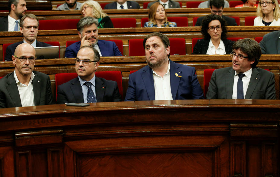 Los miembros del Gobierno catalán en sus escaños del Parlamento regional. REUTERS