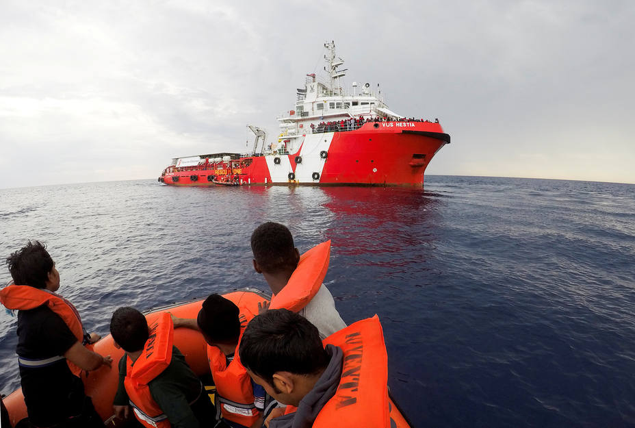 Operación de rescate de pateras con inmigrantes en el Estrecho.