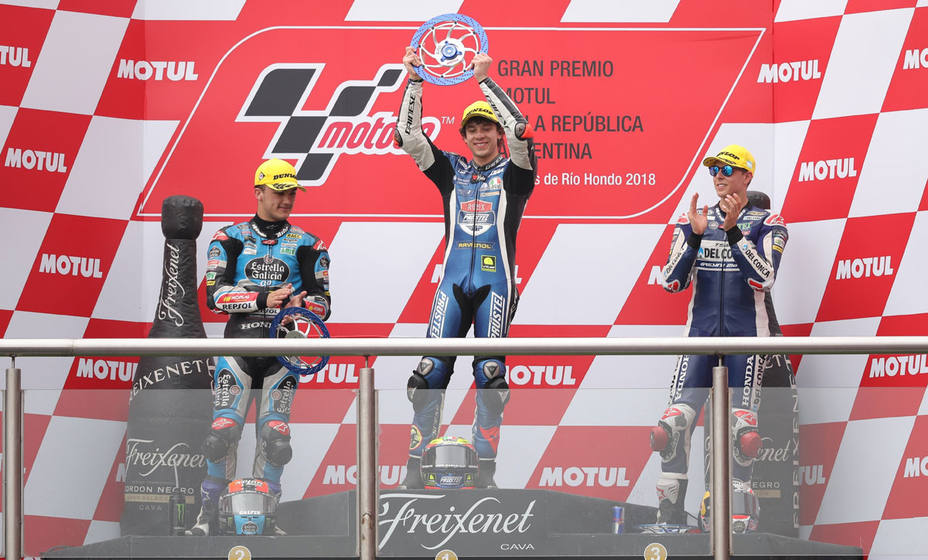 Marco Bezzecchi ganador de Moto 3 en Argentina, comparte el podio con el piloto Espanol Aron Canet, segundo puesto. EFE