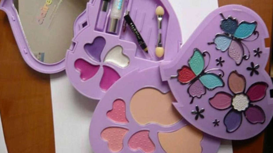 La OCU alerta de un kit infantil de maquillaje