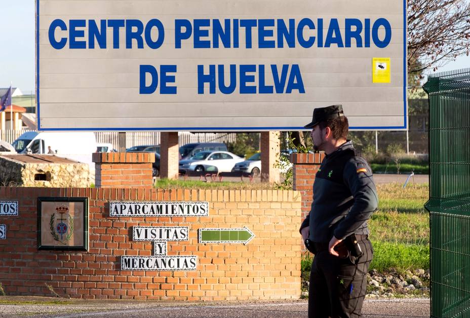 Un efectivo de la Guardia Civil, esta tarde en la entrada del Centro Penitenciario de Huelva.