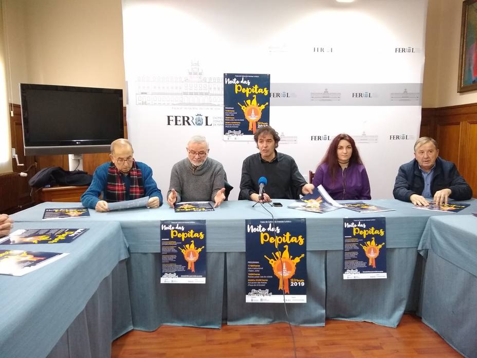 Suso Basterrechea acompañado de representantes de la rondallas de Ferrol