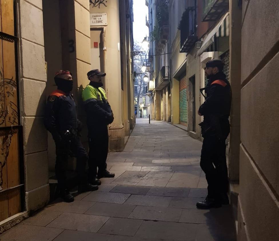 Mossos y Urbana registran tres pisos en el Gòtic (Barcelona) donde se vendía droga
