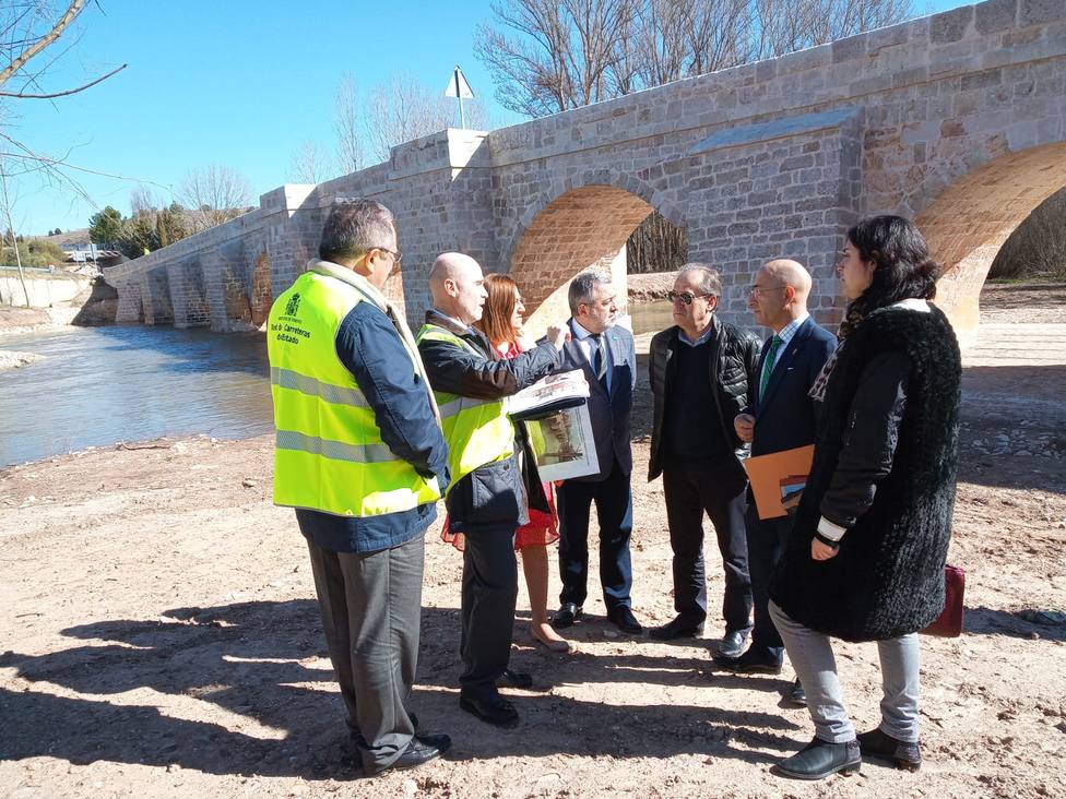 La delegada del Gobierno visita las obras finalizadas del puente sobre el Duero en La Vid