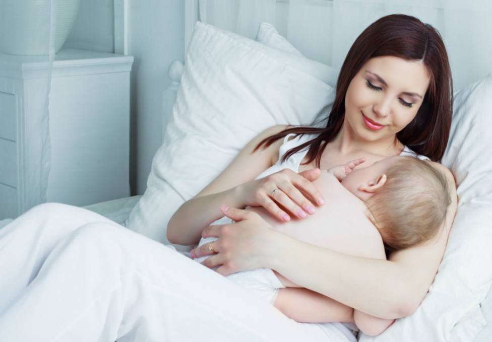 ¿Cómo funciona la deducción por maternidad? ¿La puede disfrutar el padre?