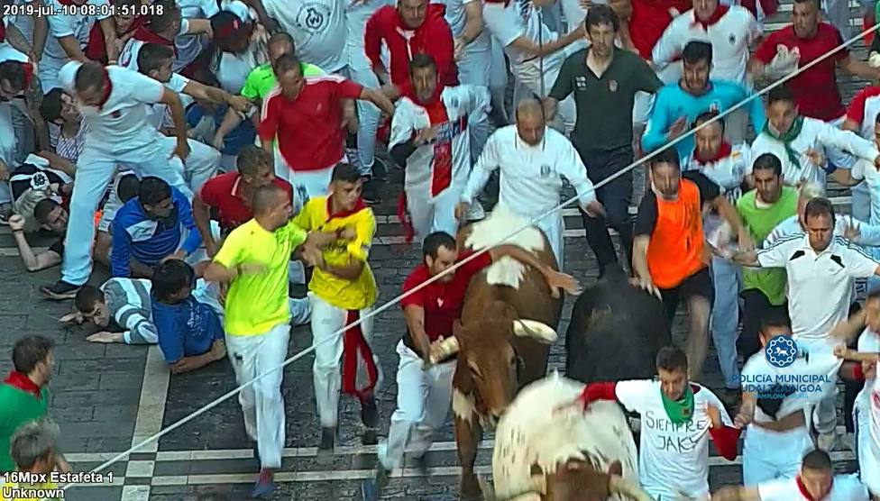Multado con 4.000 euros un corredor reincidente del encierro por agarrarse a los toros