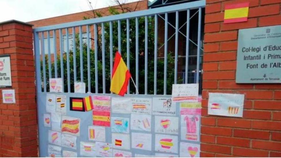 La niña agredida por pintar en el colegio una bandera de España no coincidirá más con su profesora