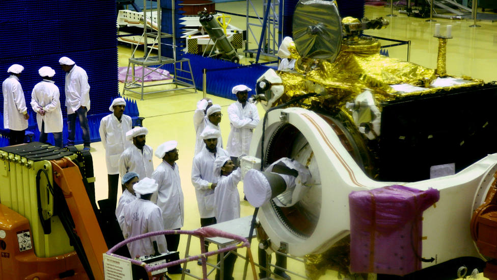 Científicos de la Organización de Investigación Espacial India trabajan en el vehículo lunar Chandrayyan-2