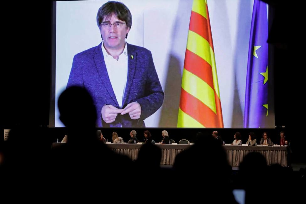 Puigdemont llama a retomar la iniciativa al margen del Estado