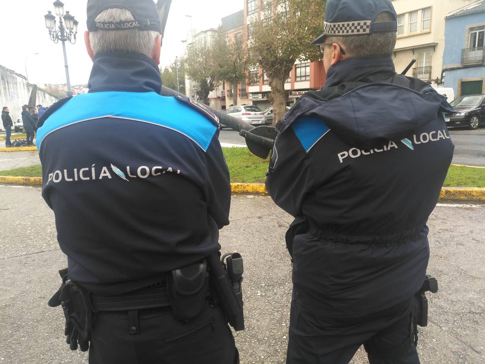 Foto de archivo de dos agentes de la Policía Local de Ferrol