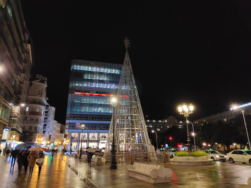 Árbol de Navidad instalado en el Obelisco