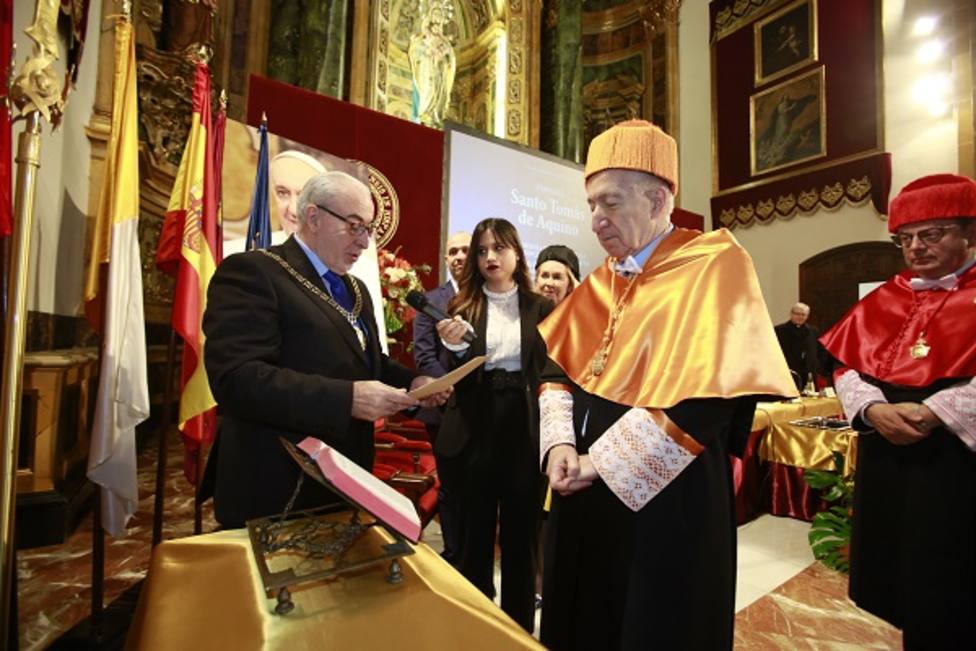 Bernardo Kliksberg, investido Doctor Honoris Causa en la festividad de Santo Tomás de Aquino
