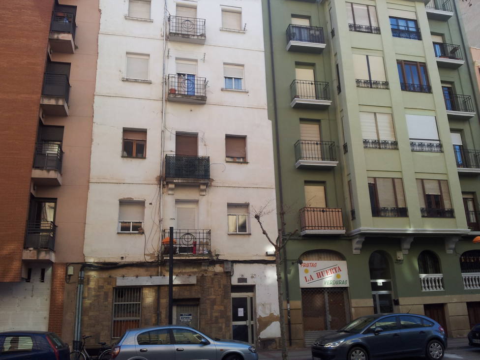 Los vecinos han tenido que ser desalojados tras el derrumbe de una escalera en el edificio okupa de Logroño