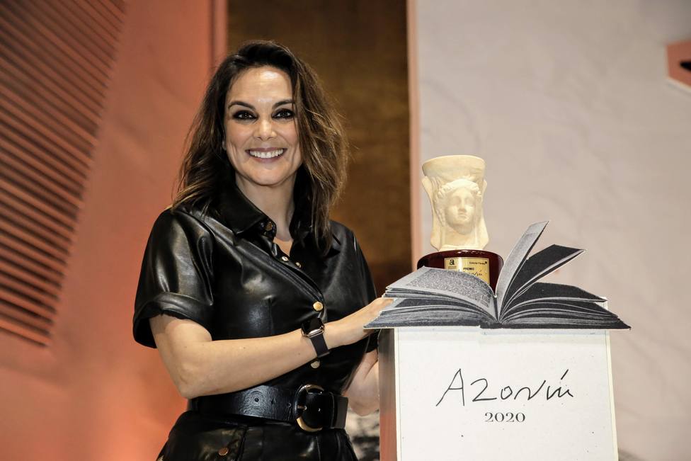 Mónica Carrillo con el Premio Azorín 2020 (EFE)