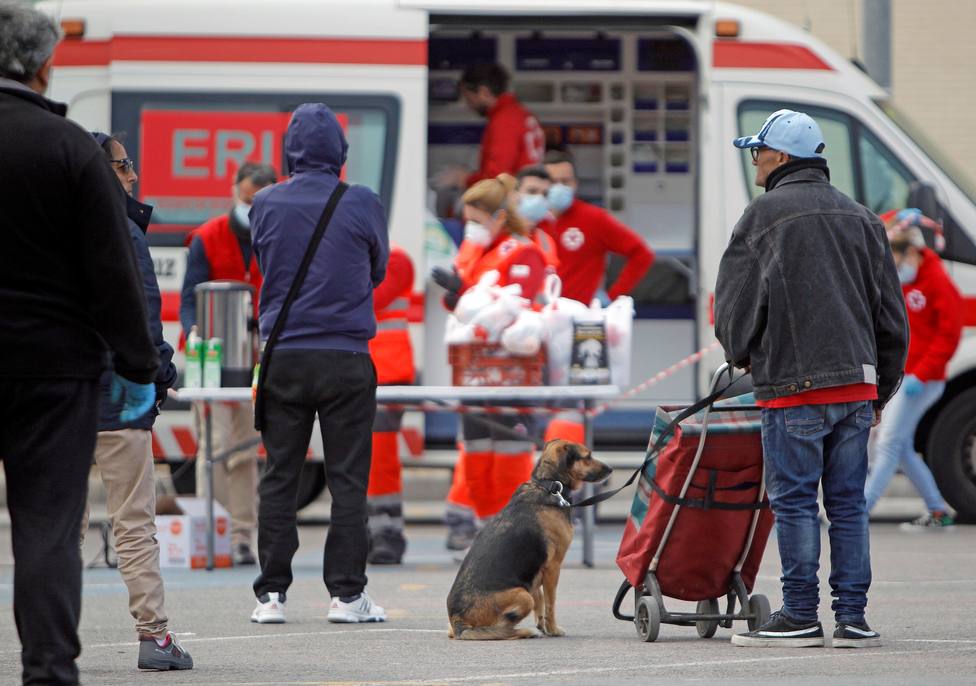 Personas sin hogar de Alicante reciben atención por parte de Cruz Roja