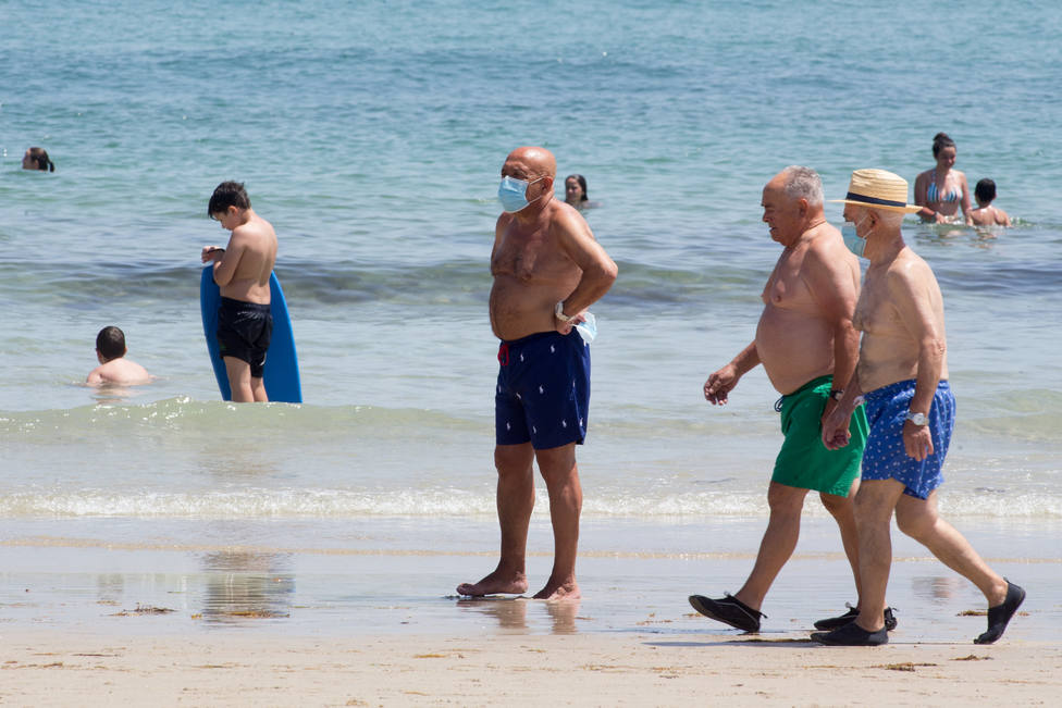 ¿Cuándo tienes que llevar mascarilla en la playa o la piscina?