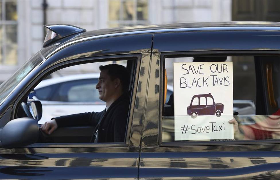Un taxi participa en una protesta contra el otorgamiento de una licencia a los taxis Uber en Londres