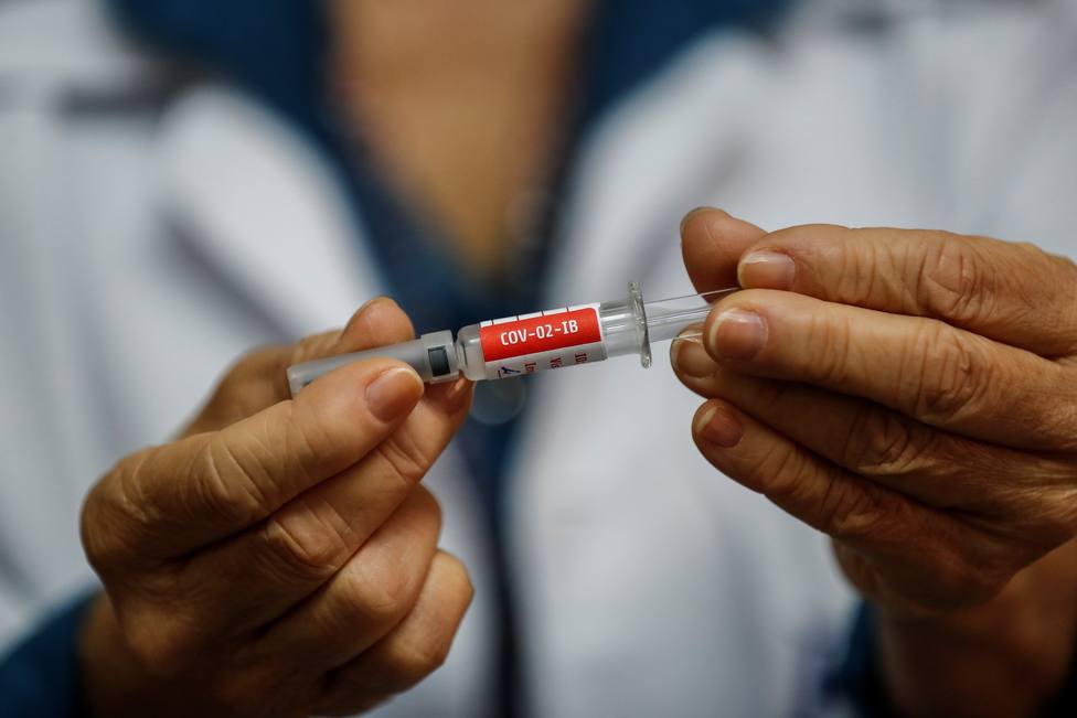 Reino Unido planea infectar de coronavirus a voluntarios sanos para probar las vacunas