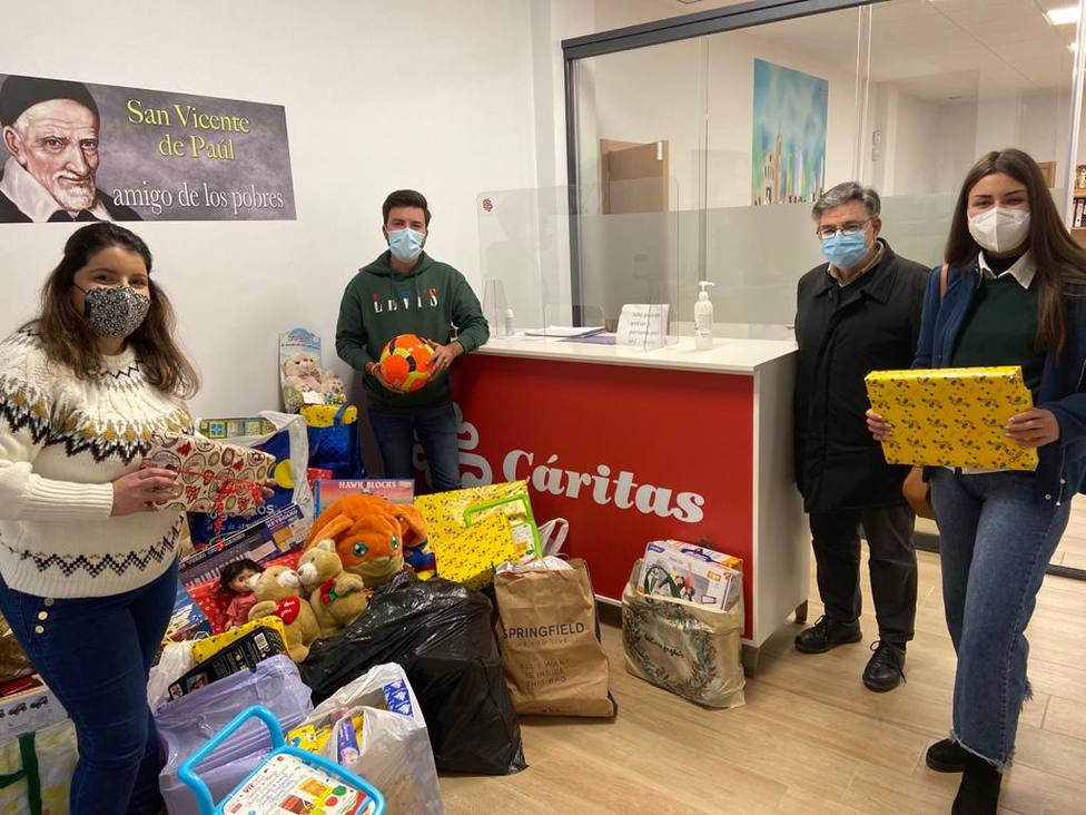 Nuevas Generaciones Águilas entrega a Cáritas más de 350 juguetes recogidos solidariamente por Navidad