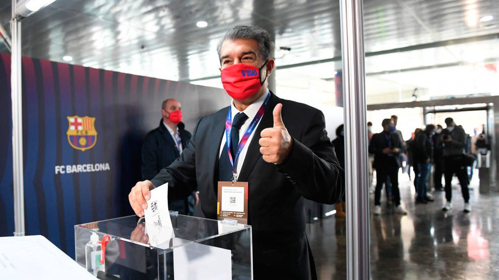 Joan Laporta vota en las elecciones presidenciales del Barça en 2021