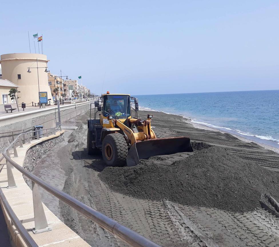 Costas inicia el mantenimiento de las playas de Almería afectadas por los temporales