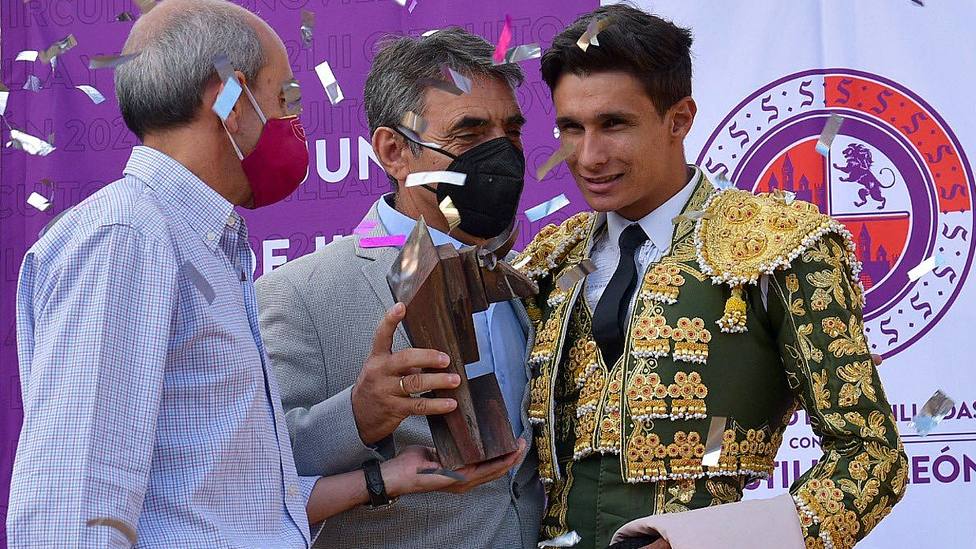 Manuel Diosleguarde recogiendo el trofeo de triunfador del Circuito de manos de Victorino Martín