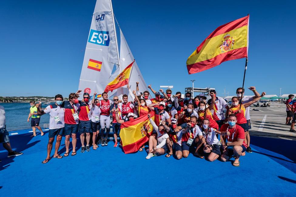 La delegación española de vela celebra las medallas en equipo nacional