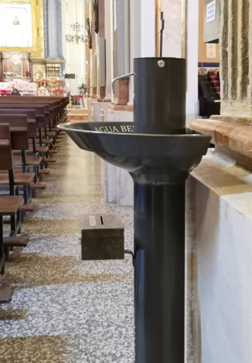 La iglesia de OlÃ­as se equipara a FÃ¡tima y Lourdes e incorpora un dispensador de agua bendita para evitar contagios