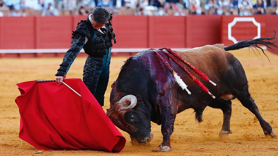 Derechado de Diego Urdiales al toro de Domingo Hernández al que ha desorejado en Sevilla