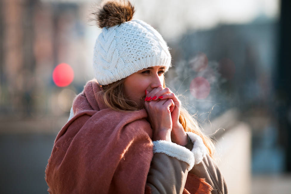 Un estudio revela la razón evolutiva por la que las mujeres sienten más frío que los hombres