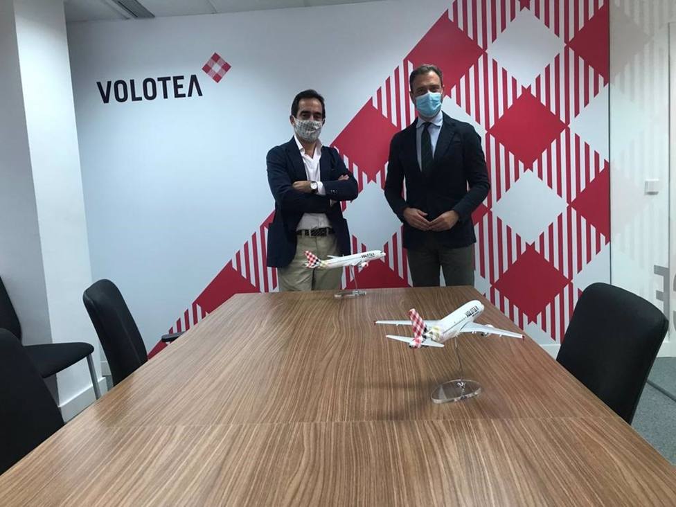 El consejero de Presidencia, Turismo y Deportes se reÃºne con el consejero delegado de Volotea