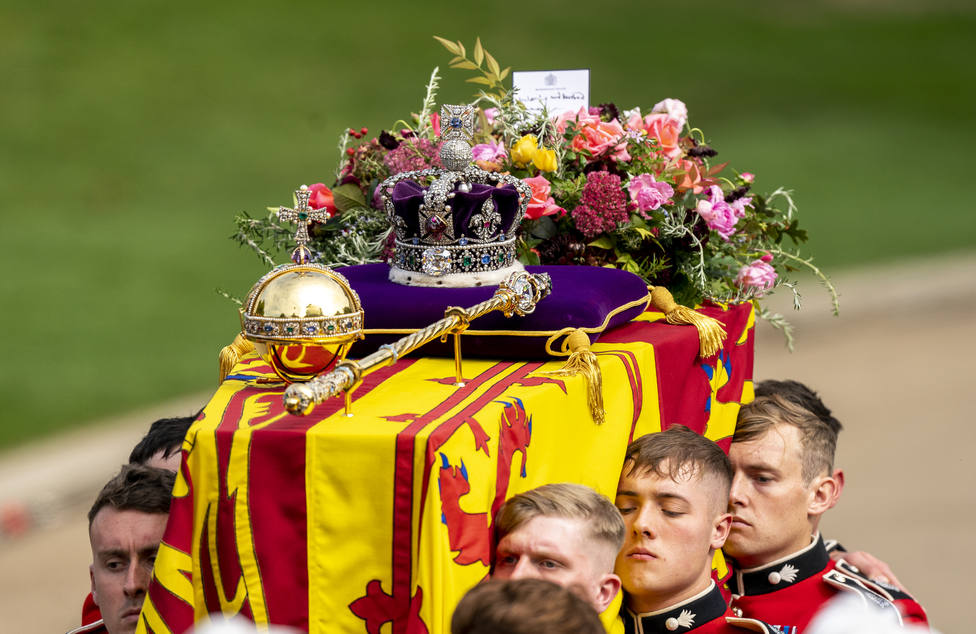 El féretro de Isabel II de Inglaterra llega al castillo de Windsor