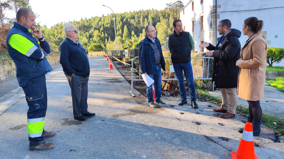 El alcalde de Cervo, Alfonso Villares, supervisa las obras del paseo peatonal de Sargadelos