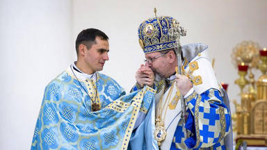 ctv-km6-el-arzobispo-ucraniano-besa-la-mano-de-un-sacerdote-detenido-en-melitopol-ekwb
