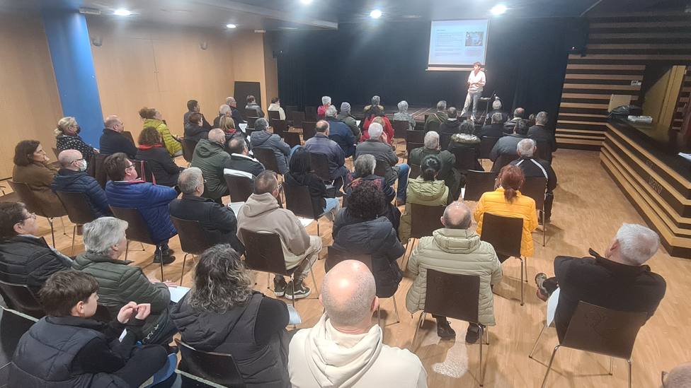 El Café Teatro del Pazo da Cultura acogió la charla explicativa a los beneficiarios - FOTO: Concello de Narón