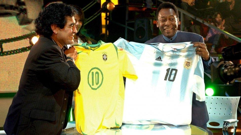 Maradona y Pelé, en el plató de televisión