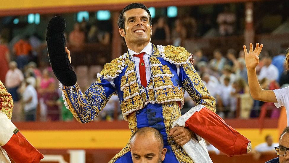 Emilio de Justo en su salida a hombros este domingo en Roquetas de Mar (Almería)