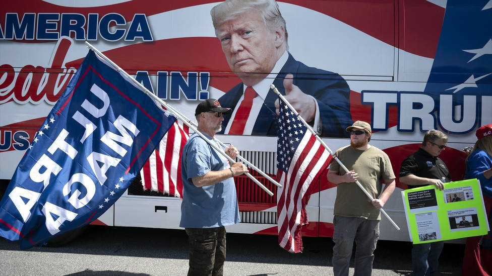 Un autobús con la cara de Trump