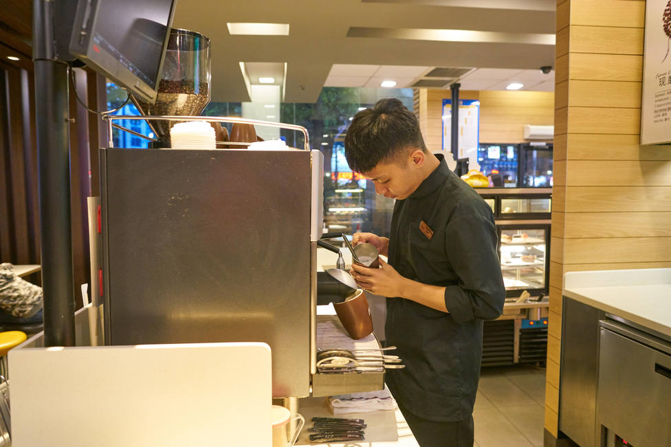 Engañar a una máquina de café: la razón por la que han despedido a un director de colegio en Japón