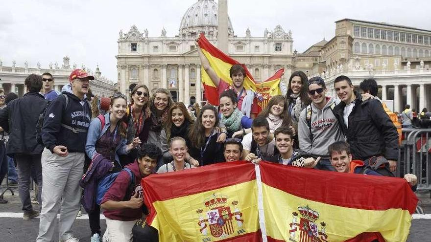 Miles de españoles peregrinaron a la Plaza de San Pedro para vivir la canonización de los dos papas
