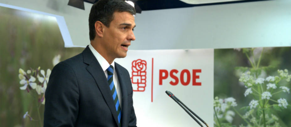 Pedro Sánchez durante la lectura de la declaración institucional en la sede socialista de Ferraz. PSOE