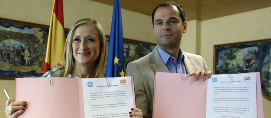 Cifuentes e Ignacio Aguado cuando firmaron el acuerdo de Gobierno. EFE