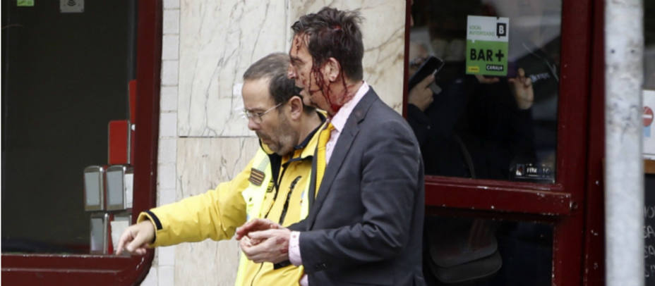 Un efectivo del SAMUR junto a un herido del secuestro de una clínica dental de la avenida del Mediterráneo de Madrid. EFE