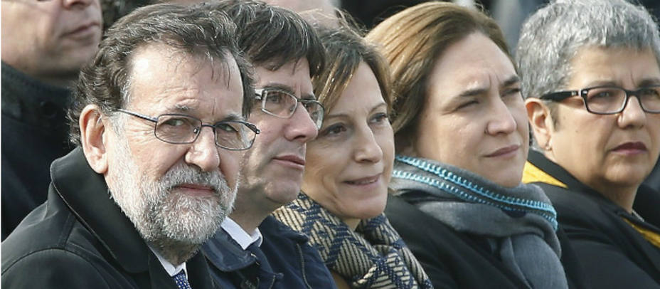El jefe del Ejecutivo en funciones, Mariano Rajoy, y el presidente de la Generalitat, Carles Puigdemont (2i), junto a la presidenta del Parlament, Carme Forcadell (3d), y la alcaldesa de Barcelona, Ada Colau (2d), durante el acto de homenaje a las ví